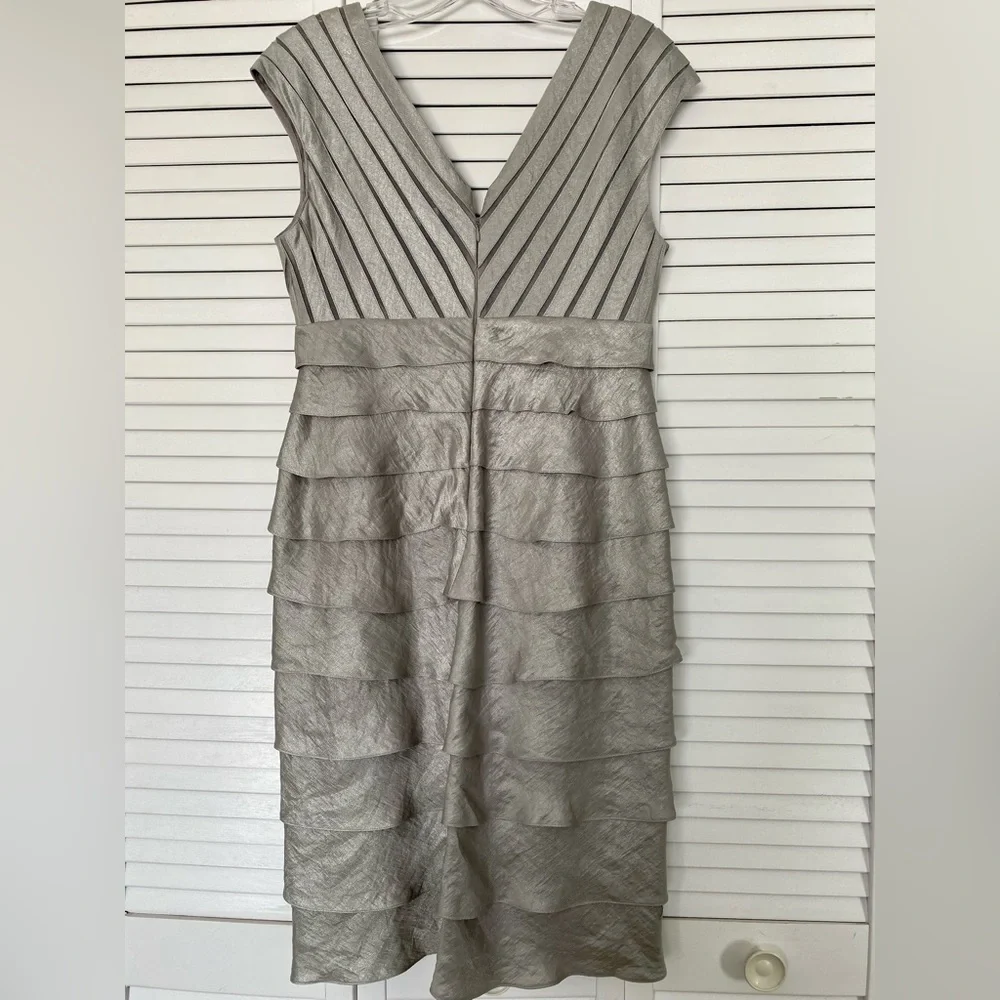 Knee length dress with ruffles and elastic lining underneath - Picture 5 of 5